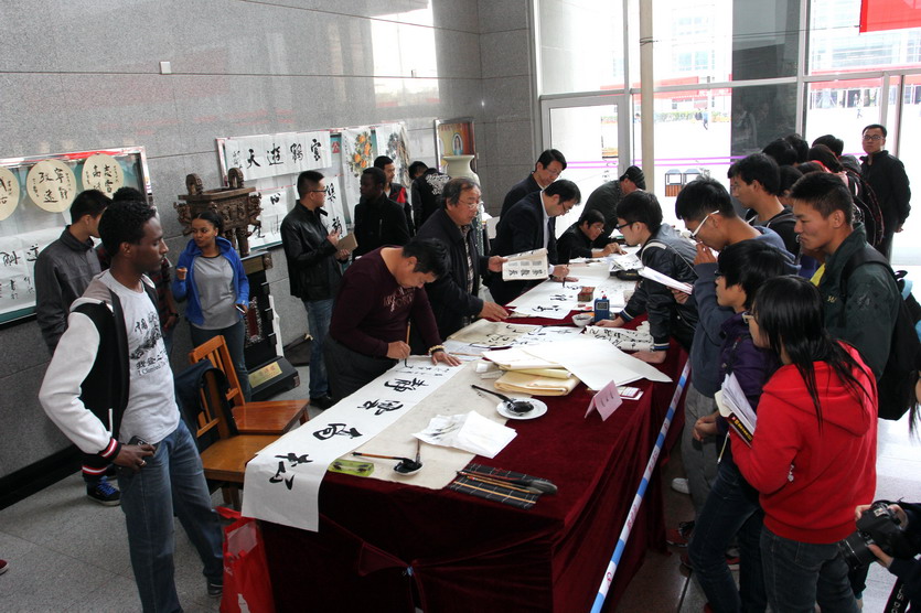 翰墨飄香，書寫青春——我校2014年度大學生鋼筆、粉筆規范字書寫大賽優秀作品展暨筆會圓滿舉行